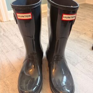 Hunter Medium Gloss Black Rain Boots with Red Logo